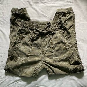 BRAND NEW American Eagle Mom Jogger